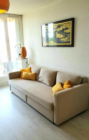 Bright Apt with Terrace 9 min from the beach